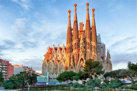 A Imagem dos Reis Magos e a Sagrada Família: Uma Sinfonia de Cores e Detalhes Divinos