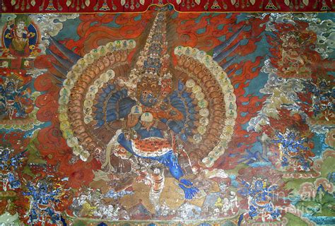  “Bodhisattva Avalokiteshvara” – Uma Exploração Colorida em Traços Dourados