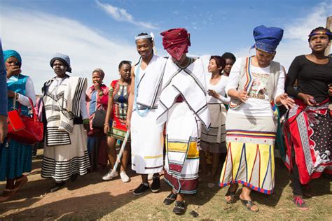  Espírito de Pedra Ancestral! Uma Exploração Visual da Tradição Xhosa