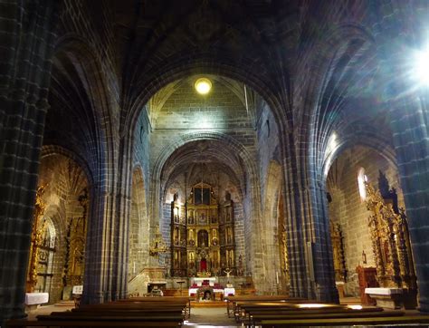 A Cátedra de Santa María de Santiago de la Puebla: Uma Visão Celestial da Fé Medieval!