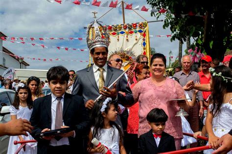  A Festa do Imperador! Uma Jornada Através da Cor e da Cultura em uma Obra-Prima de Nnanna Obini