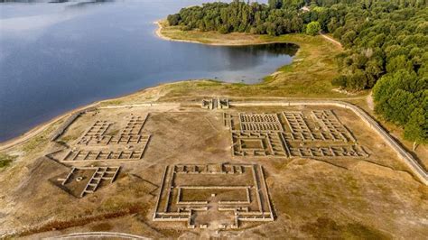 Acampamento Romano! Uma Exploração Através dos Olhos da Arte Carolíngia