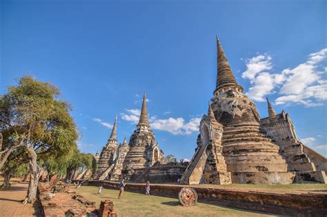 O Mural de Wat Phra Sri Sanphet - Uma Sinfonia em Ouro e Lapis Lazuli!