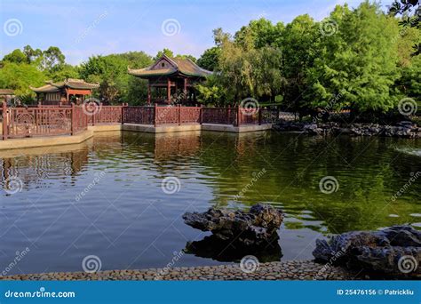 Pavilhão da Serenidade em Estilo Lingnan e o Encantamento por Detalhes Naturais em Uma Pintura à Água!